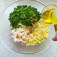 鲜香美味简单易做，虾仁韭菜盒子的做法图解5