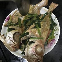 芹菜焖大眼鱼