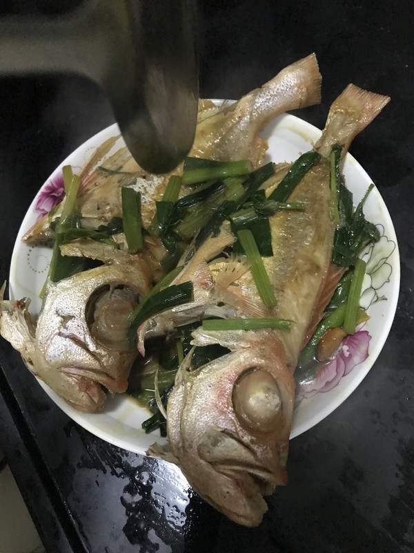 芹菜焖大眼鱼