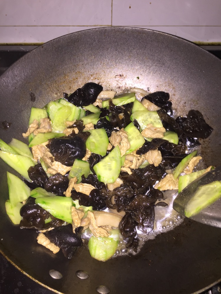 黄瓜木耳炒肉的做法图解8