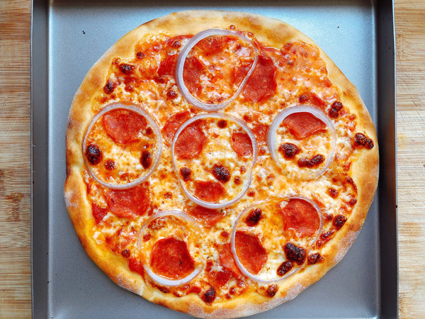 意式薄底萨拉米肠披萨