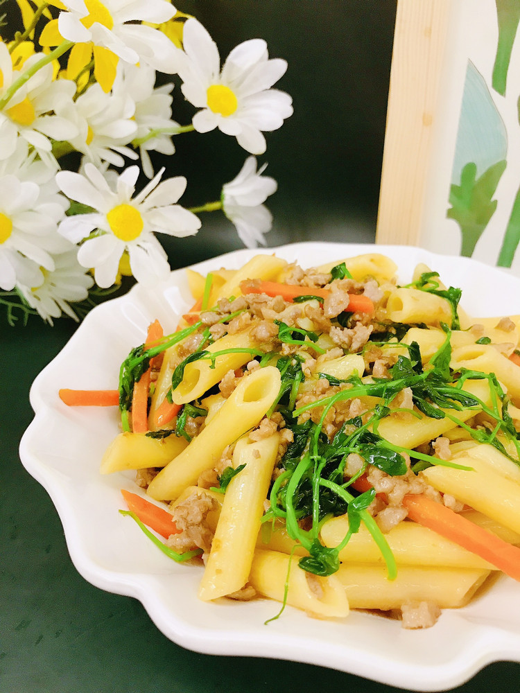 豆苗炒意面的做法