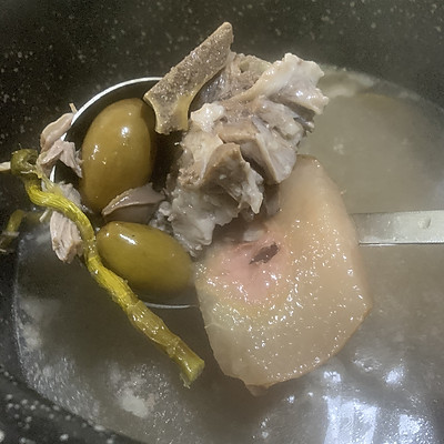 青榄石槲鲍鱼骨头汤