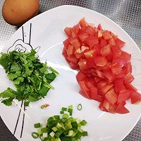 西红柿鸡蛋热汤面的做法图解1