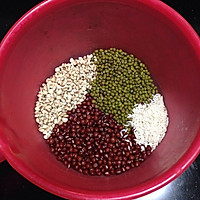 红豆绿豆薏米早餐粥的做法图解1