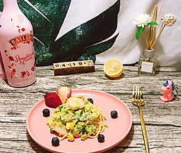 #换着花样吃早餐#牛油果虾仁时蔬意面的做法