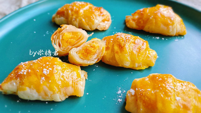 手抓饼新吃法：咸蛋黄可颂