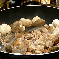 蘑菇鸡丁虾（豆油伯缸底酱油）的做法图解3