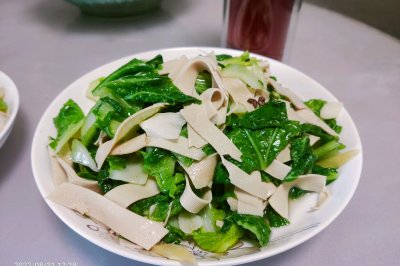 《青菜炒豆皮》