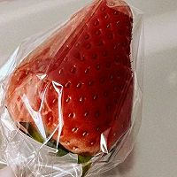 冰淇淋草莓花束的做法图解1