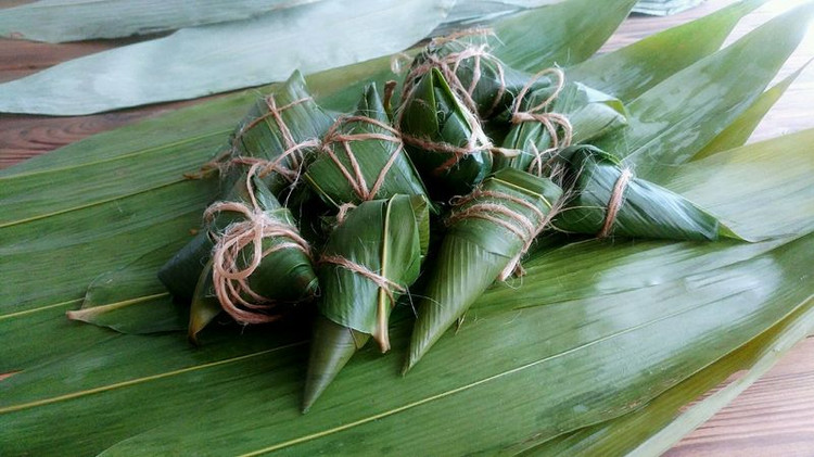 绿黍红花枣生粽的做法