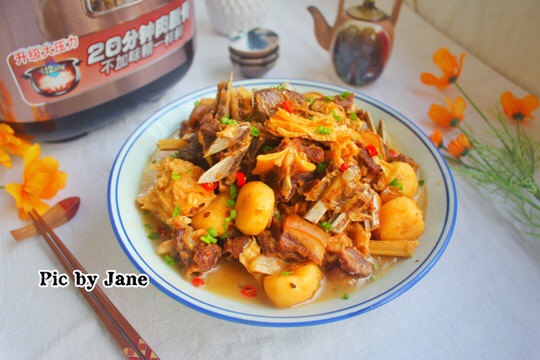 Stewed lamb chops with bamboo cane and horseshoe