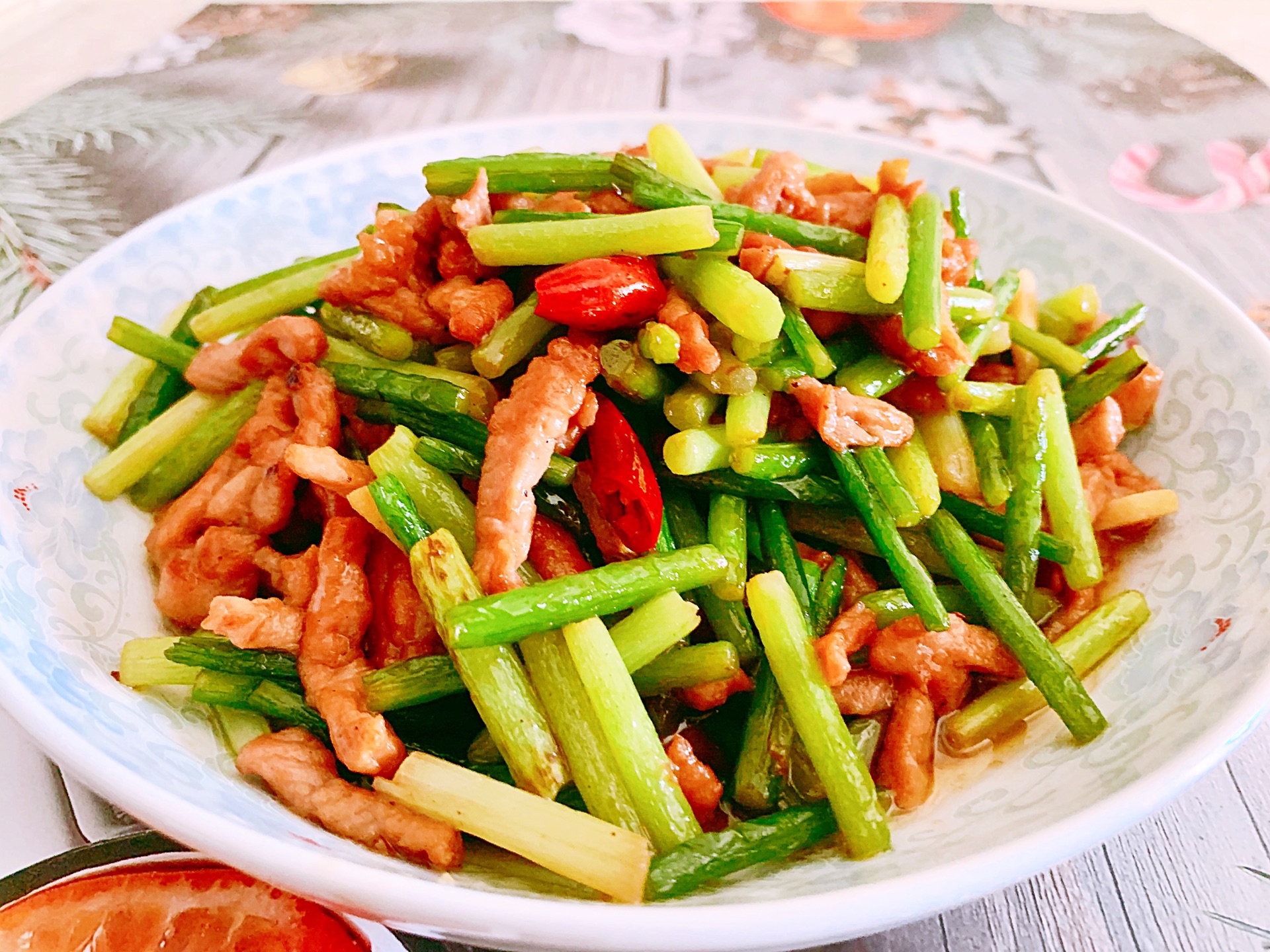 Stir fried meat with garlic