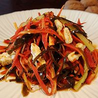 新鲜核桃拌胡萝卜丝的做法图解3