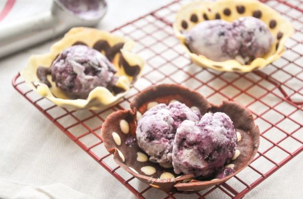 薄脆甜饼蓝莓冰激凌
