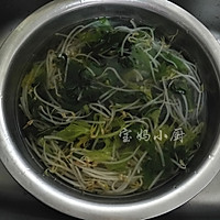 绿豆芽拌芹菜叶的做法图解4