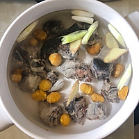 虫草茶树菇板栗煲乌鸡的做法图解3
