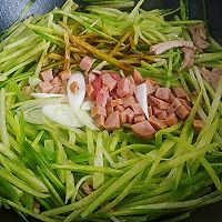 葱椒肉肉萝卜丝的做法图解3