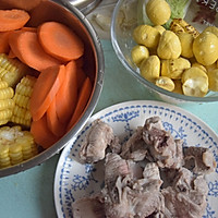 板栗胡萝卜玉米排骨汤的做法图解2