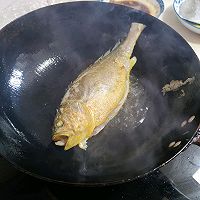红烧大黄鱼的做法图解1
