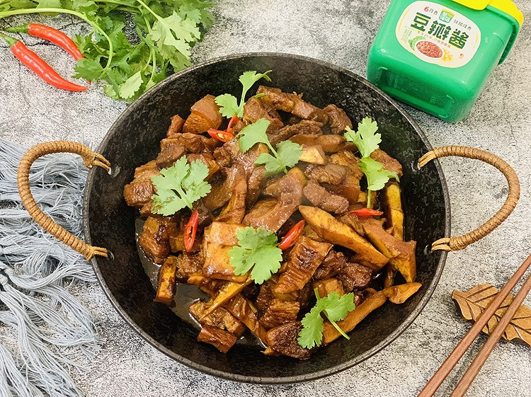 酱香五花肉焖春笋的做法