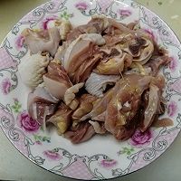 海鲜菇焖鸡肉的做法图解1