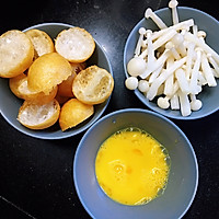 鸡汁丝瓜菌菇蛋汤的做法图解2