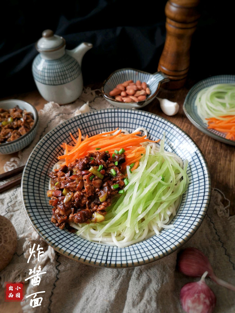 香菇鸡蛋炸酱面,酱香浓郁,营养和味道都不输肉酱的做法