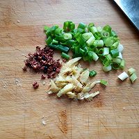 雪里蕻燒鸡腿的做法图解1