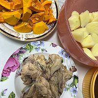 南瓜土豆炖鸡叉骨的做法图解1