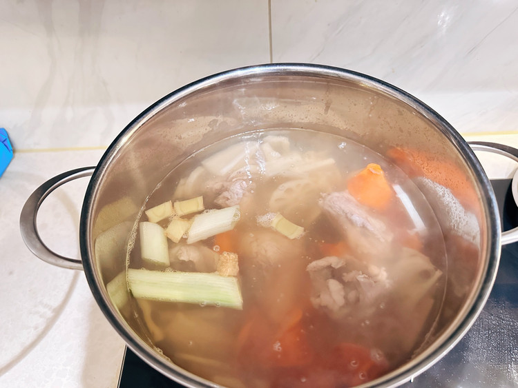 莲藕排骨汤的做法