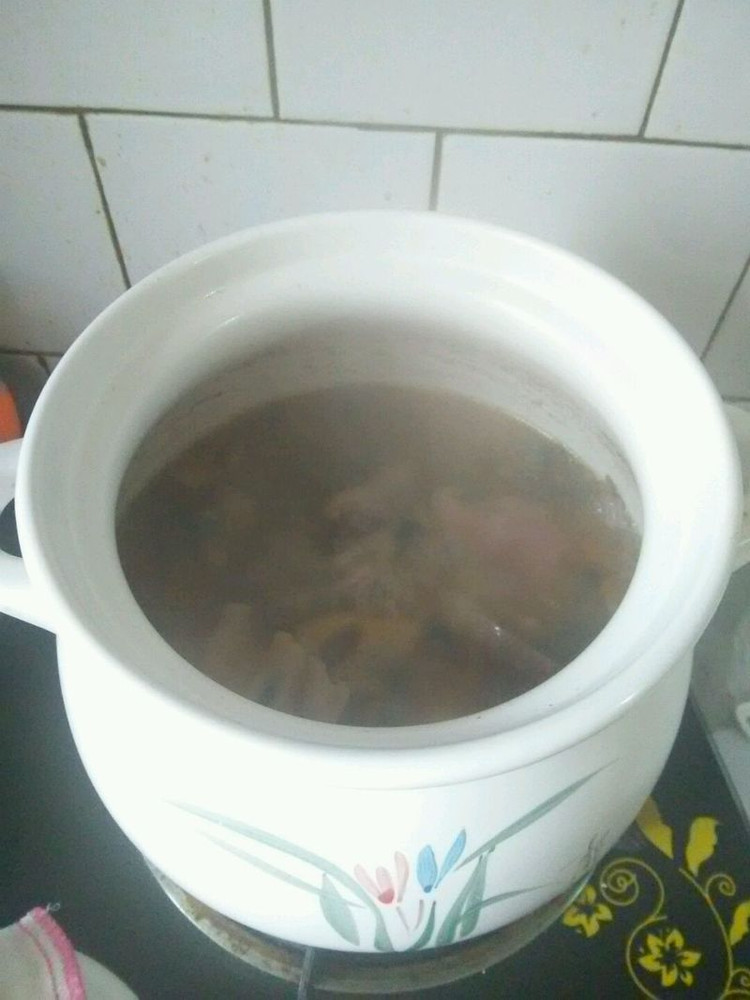 黑豆莲藕猪蹄煲的做法