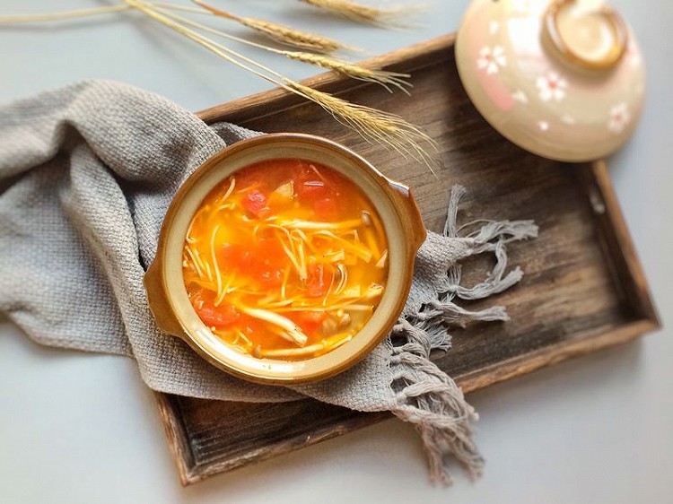 鲜美开胃: 风味西红柿杂菇汤的做法