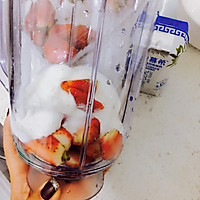 鲜草莓酸奶的做法图解2
