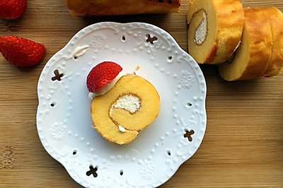轻盈草莓奶油蛋糕卷 (ˊᵒ̴̶̷̤ ꇴ ᵒ̴̶̷̤ˋ) ꒰