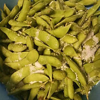 凉拌毛豆的做法图解1