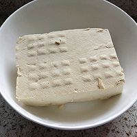 皮蛋拌豆腐的做法图解1