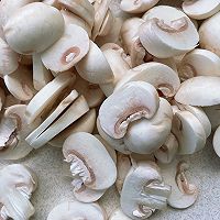 #厚味开学季#减脂鸡胸肉蘑菇意面的做法图解1
