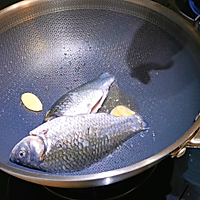 #助力高考营养餐# 鲫鱼汤，汤白如奶，营养丰富的做法图解3