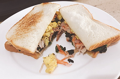 紫释早餐：菠菜培根蟹腿棒滑蛋三明治