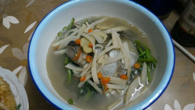 酸笋通菜鱼头汤的做法