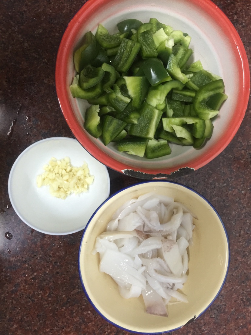 青椒炒鱿鱼的做法图解1