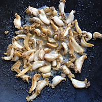 鲍鱼火腿肠炒饭的做法图解2