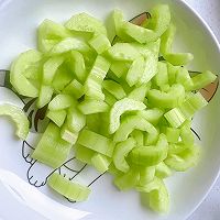 #米饭最强CP#青瓜炒虾仁，用一块钱一筐的黄瓜做出百元大餐的做法图解4