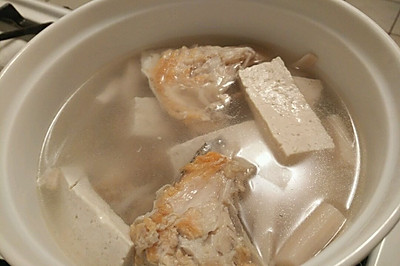 纯白——三文鱼头莲藕豆腐汤