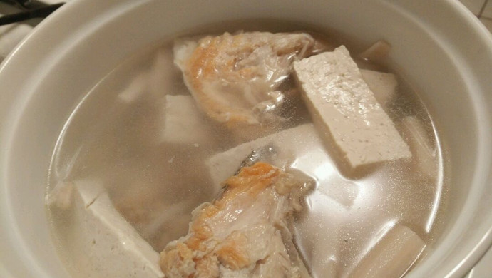 纯白——三文鱼头莲藕豆腐汤