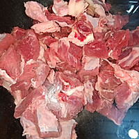红烧牛肉牛腩炖土豆胡萝卜的做法图解3