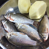 酱炖鲫鱼土豆的做法图解1