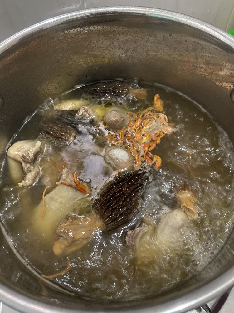 鸽子虫草羊肚菌汤的做法