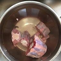 养生牛尾萝卜汤的做法图解2